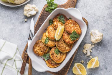 Mutfak masasında vejetaryen sebzeli börek var. Kızarmış vejetaryen pirzolası ya da krep. Fast food konsepti.