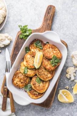 Mutfak masasında vejetaryen sebzeli börek var. Kızarmış vejetaryen pirzolası ya da krep. Fast food konsepti.