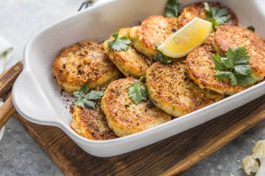 Mutfak masasında vejetaryen sebzeli börek var. Kızarmış vejetaryen pirzolası ya da krep. Fast food konsepti.