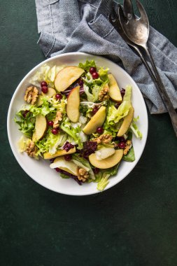 Marullu taze Waldorf salatası, yeşil elma, ceviz ve ahşap masada kereviz. Üst görünüm. Boşluğu kopyala