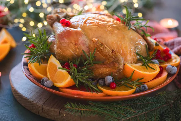 Pollo Horno Mesa Navidad Sirve Con Pavo Decorado Con Frutas — Foto de Stock