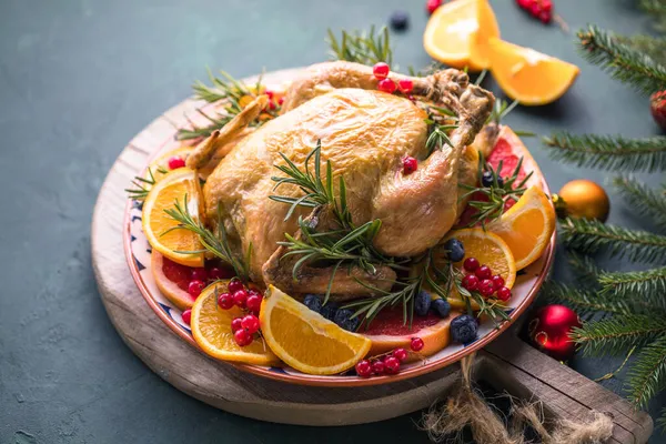 Печёная Курица Рождественский Стол Сервируется Индейкой Украшенной Яркими Фруктами Рождественский — стоковое фото