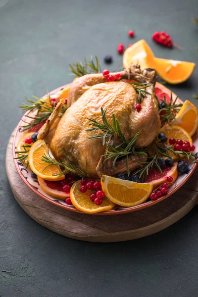 Frango Assado Mesa Natal Servida Com Peru Decorado Com Frutos — Fotografia de Stock