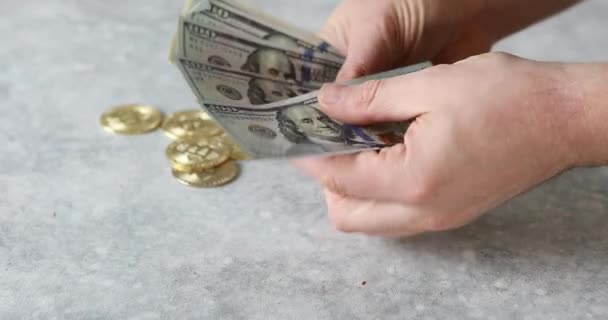 Bitcoin cryptocurrency και δολάρια μετρητά. Κάνοντας τα χρήματα με bitcoin. — Αρχείο Βίντεο