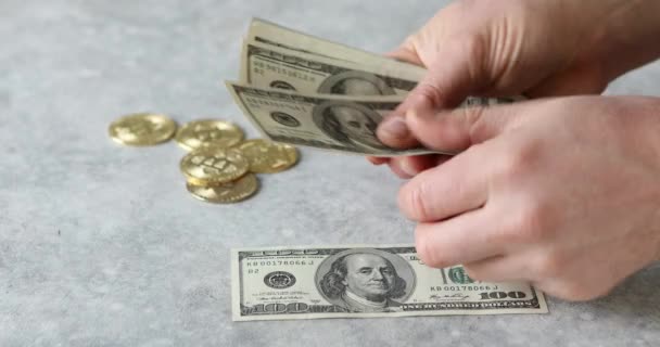 Ο άνθρωπος μετράει δολάρια. Κάνοντας τα χρήματα με bitcoin. — Αρχείο Βίντεο