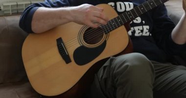 Mans elleri akustik gitar çalıyor, çalıyor. Müzik konsepti. Müzik festivali. Gitar çalan erkek müzisyen, müzik aleti. Akustik gitar çalan erkek elleri, yakın çekim. Akustik gitarlar çalıyor. Müzik konsepti