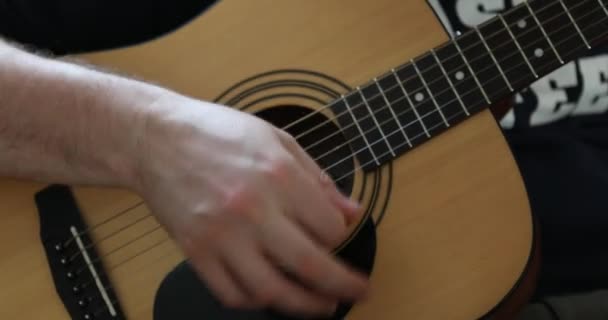 曼斯的手弹吉他 弹吉他 音乐概念 音乐节男音乐家弹吉他 曼斯的手弹奏着声吉他 走近点 有声吉他手弹奏 音乐概念 — 图库视频影像