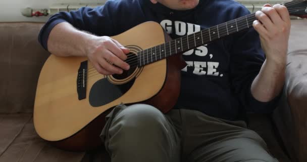 Mans Mãos Tocando Guitarra Acústica Tocando Conceito Musical Festival Música — Vídeo de Stock