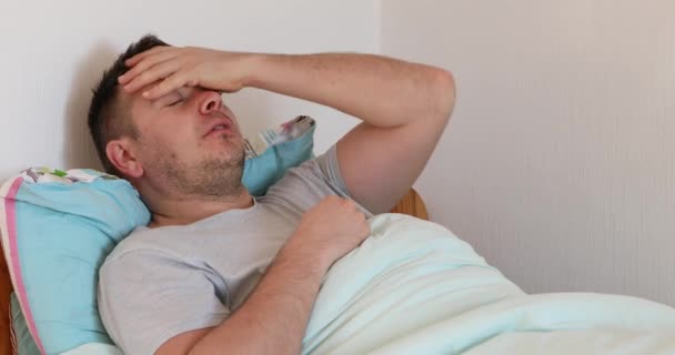 Orang Sakit Berbaring Tempat Tidur Dan Merasa Buruk Laki Laki — Stok Video