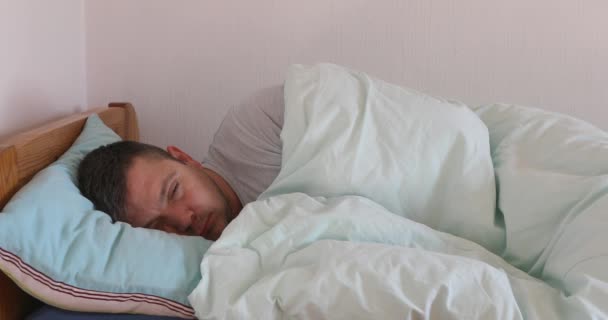 Hombre Enfermo Acostado Cama Sintiéndose Mal Hombre Descansando Casa Sintiendo — Vídeo de stock