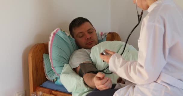 Sestra Pečující Muže Terapeutický Lékař Měří Tepovou Frekvenci Pacientů Stetoskopem — Stock video