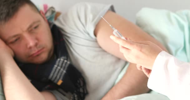 Detailní Záběr Injekční Stříkačky Lékařem Která Užívá Dávku Koronavirové Vakcíny — Stock video