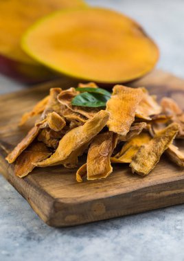 Kurumuş mango arka planı. Şekerli mango dilimleri. Yakın plan..