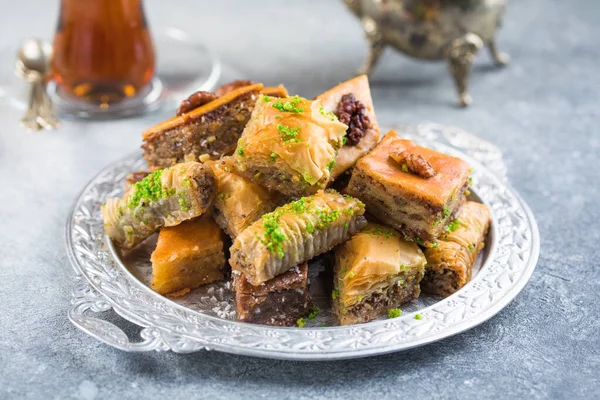 Traditionele Turkse Desserts Baklava Met Thee Knapperige Mix Baklava Zilveren — Stockfoto