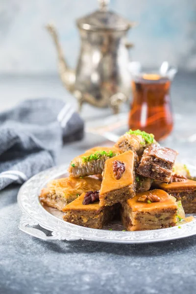 Traditionele Turkse Desserts Baklava Met Thee Knapperige Mix Baklava Zilveren — Stockfoto