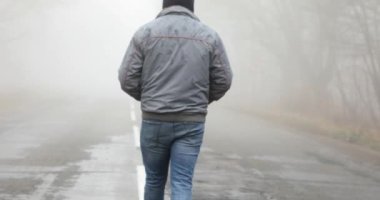 Sonbahar sisli ormanlarında yağmurlu günlerde yol. Güzel bir dağ yolu. Sonbaharda ormandaki boş asfalt yolu ile manzara. Seyahat. 