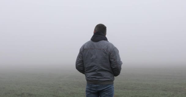 Туманный Пейзаж Человек Идет Один Страшной Туманной Дороге — стоковое видео