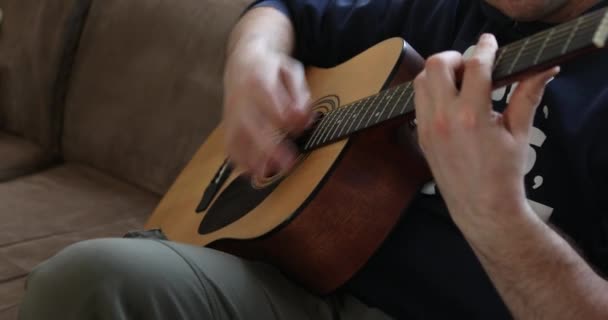 Mans mãos tocando guitarra acústica, tocando. Conceito musical — Vídeo de Stock