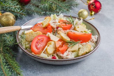 Noel salatası. Kızarmış tavuk salatası, rendelenmiş peynir, domates.