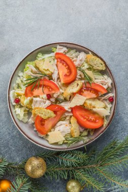 Noel salatası. Kızarmış tavuk salatası, rendelenmiş peynir, domates.