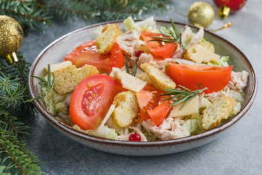 Noel salatası. Kızarmış tavuk salatası, rendelenmiş peynir, domates.