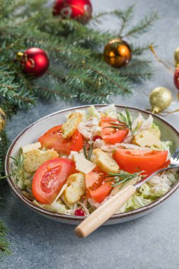 Noel salatası. Kızarmış tavuk salatası, rendelenmiş peynir, domates.