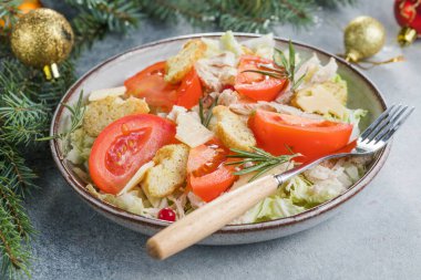 Noel salatası. Kızarmış tavuk salatası, rendelenmiş peynir, domates.