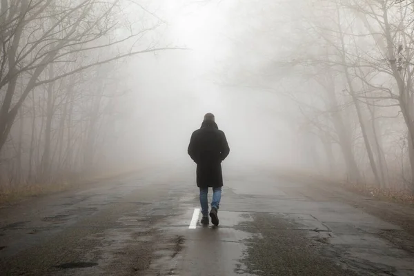 Paisagem Nevoeiro Homem Andando Sozinho Assustador Nevoeiro Estrada Enevoada — Fotografia de Stock