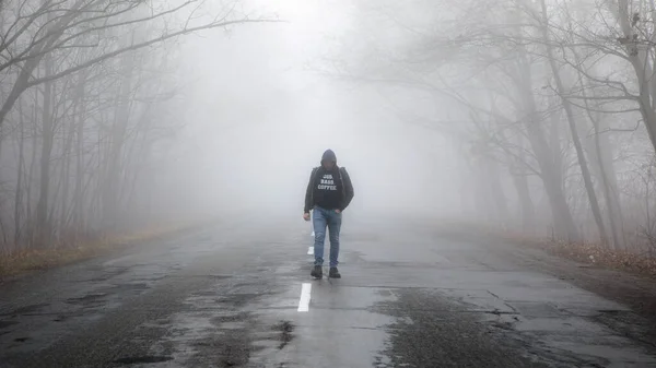 Homem Solitário Andar Nevoeiro Paisagem Rural Com Estrada Névoa Manhã — Fotografia de Stock
