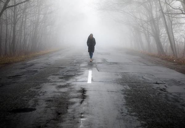 Paisagem de anime com um homem caminhando por uma floresta à noite