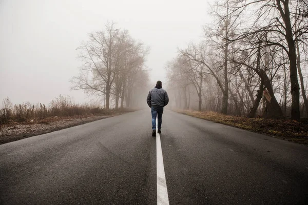 Uomo Cammina Paesaggio Nebbioso Autunno Uomo Solo Che Cammina Nella — Foto Stock