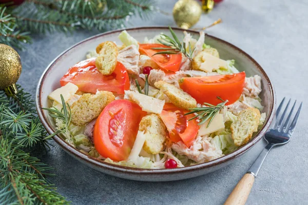Salade Noël Salade César Poulet Aux Croûtons Fromage Râpé Tomate — Photo