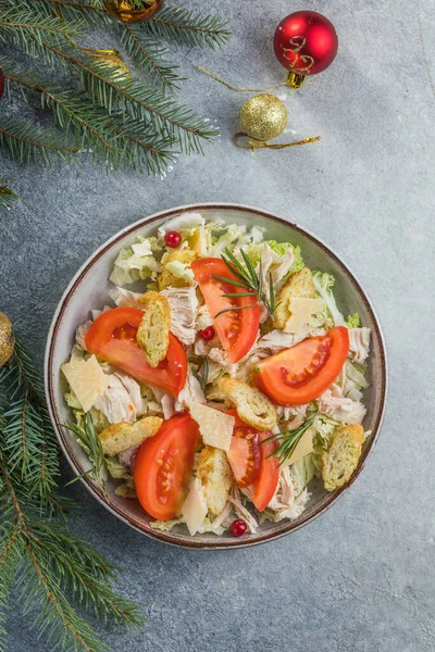 Salade Noël Salade César Poulet Aux Croûtons Fromage Râpé Tomate — Photo