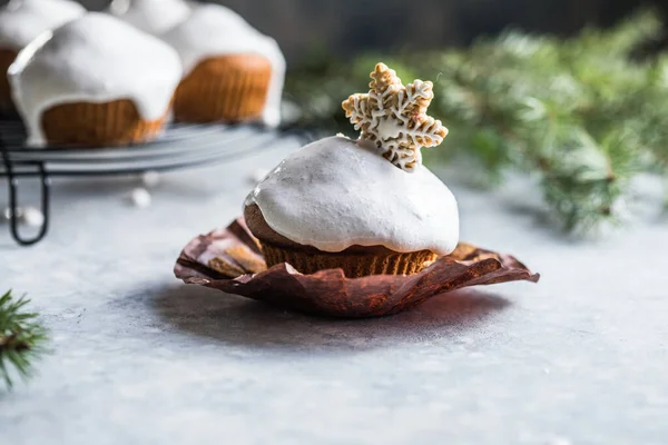 圣诞纸杯蛋糕圣诞甜点与巧克力滴和棉花糖 带有圣诞树装饰和冷杉树枝的木制背景 — 图库照片
