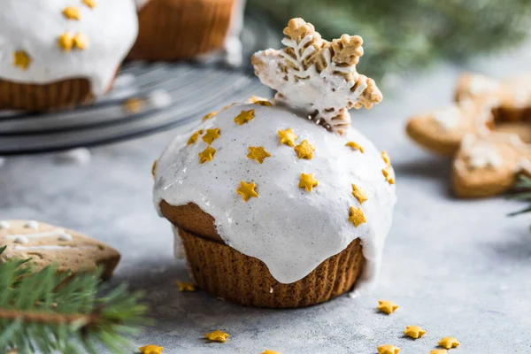 圣诞纸杯蛋糕圣诞甜点与巧克力滴和棉花糖 带有圣诞树装饰和冷杉树枝的木制背景 — 图库照片