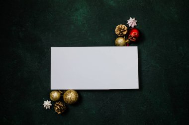 Tatil süsleri ve mesajlar için çerçeveli Noel kartı. Mutlu Noeller, afiş. Kış tatili teması. - Mutlu yıllar. Boşluğu Kopyala