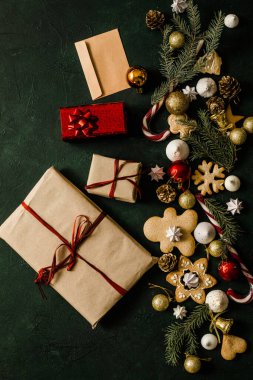 Yeni yıl ve Noel şenliği. Arka planda güzel hediyeler.