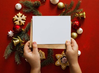 Noel kartı, Noel ağacı ve Noel süslemeleri olan çocukların elinde. Mutlu Noeller, afiş. Kış tatili teması. - Mutlu yıllar. Metin için boşluk