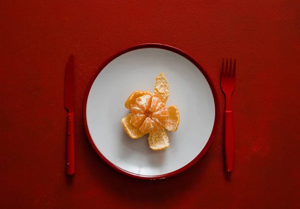 Kerstmis Nieuwjaar Tafel Dekken Witte Plaat Met Mandarijn Rood Beton — Stockfoto