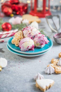 Şeker Çubuğu Dondurması tabakta ve Noel dekorunda. Yılbaşı Tatlıları
