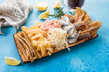 Kalamar, ton balığı, morina balığı ve sarı minke ile kurutulmuş deniz ürünleri karışımı. Bira çerezi olarak kurutulmuş balık filetosu.