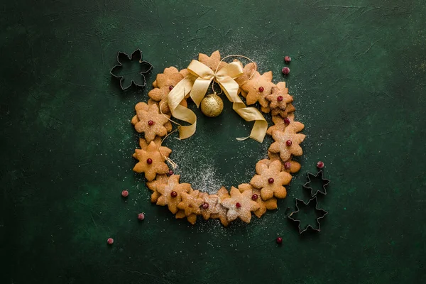 Peperkoek Koekjes Krans Groene Achtergrond Bovenaanzicht Kopieerruimte — Stockfoto