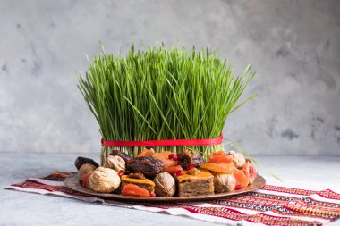 Novruz masa dekorasyonu, buğday çimi, Azerbaycan ulusal hamur işi pakhlava, yeni yıl kutlamaları, doğa uyanışı.