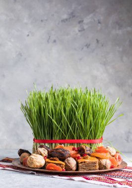 Novruz masa dekorasyonu, buğday çimi, Azerbaycan ulusal hamur işi pakhlava, yeni yıl kutlamaları, doğa uyanışı.