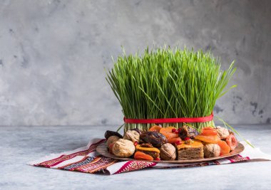 Novruz masa dekorasyonu, buğday çimi, Azerbaycan ulusal hamur işi pakhlava, yeni yıl kutlamaları, doğa uyanışı.