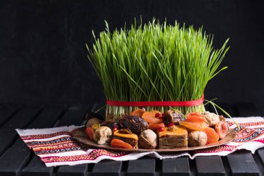 Novruz masa dekorasyonu, buğday çimi, Azerbaycan ulusal hamur işi pakhlava, yeni yıl kutlamaları, doğa uyanışı.