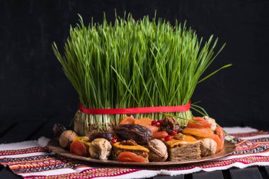 Novruz masa dekorasyonu, buğday çimi, Azerbaycan ulusal hamur işi pakhlava, yeni yıl kutlamaları, doğa uyanışı.