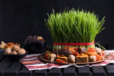 Novruz masa dekorasyonu, buğday çimi, Azerbaycan ulusal hamur işi pakhlava, yeni yıl kutlamaları, doğa uyanışı.