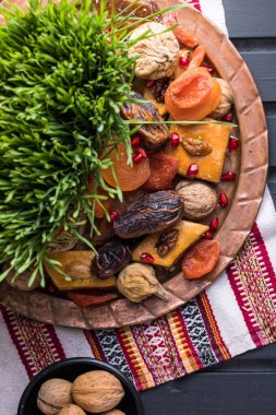 Novruz masa dekorasyonu, buğday çimi, Azerbaycan ulusal hamur işi pakhlava, yeni yıl kutlamaları, doğa uyanışı.