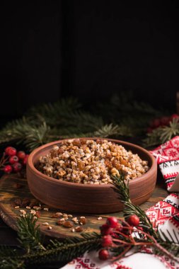 Kutya. Geleneksel Noel Slav yemeği, buğday taneleri, haşhaş tohumu, fındık, kuru üzüm ve baldan yapılmış kutia lapası. Ukrayna, Belarus ve Rusya 'daki Doğu Ortodoks Hıristiyanları.